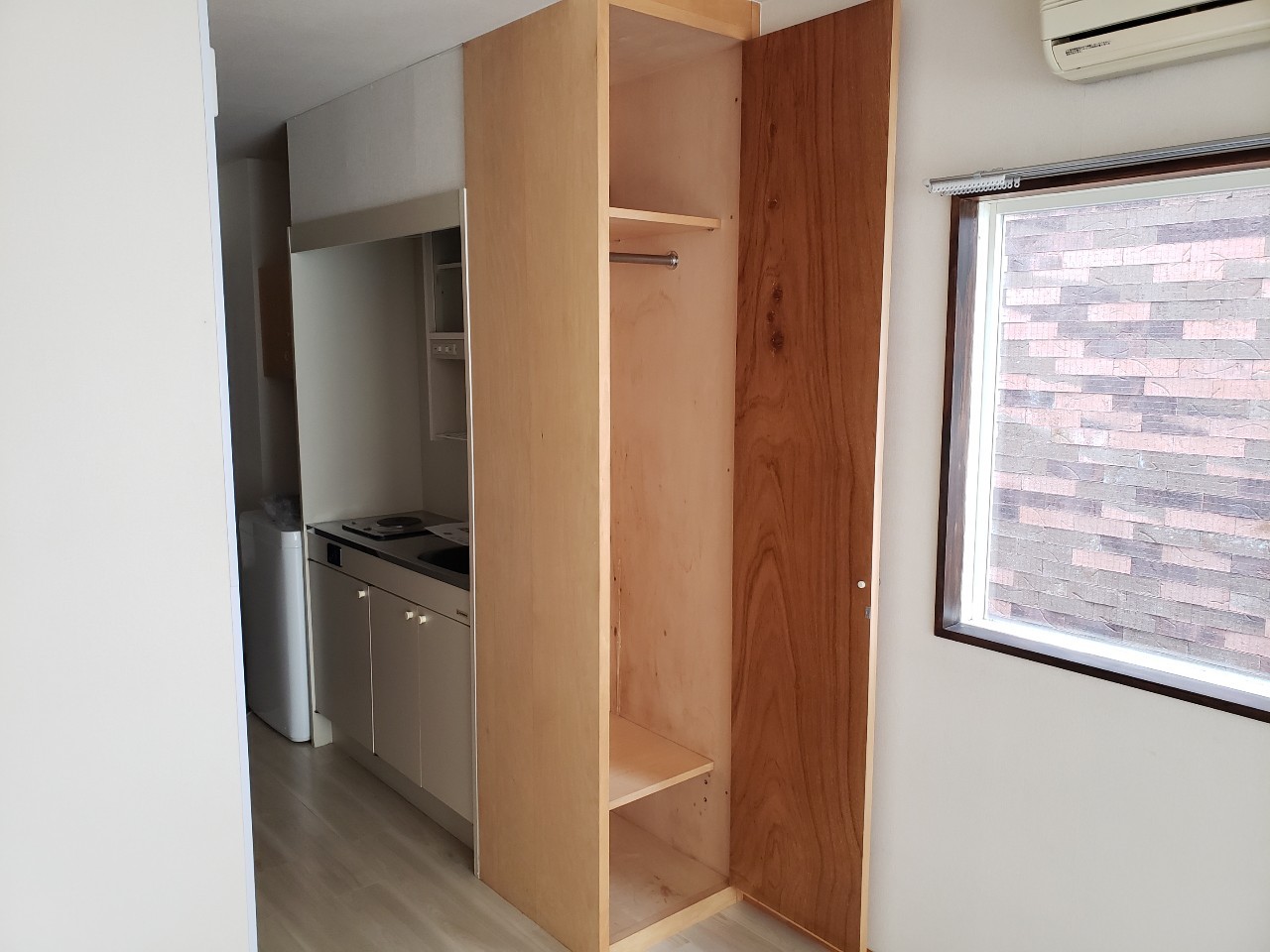 収納　反転タイプ　下の窓はありません。