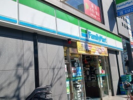 コンビニ　ファミリーマート（コンビニ）まで550m