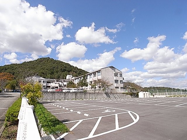 小学校　川西市立けやき坂小学校（小学校）まで596m
