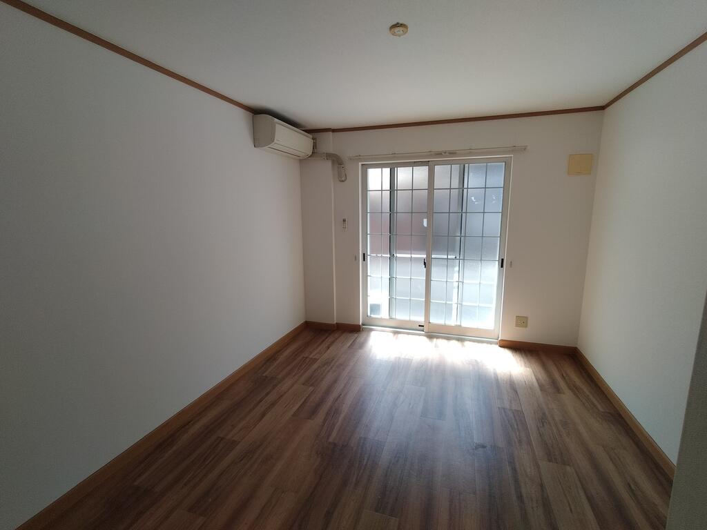 居室・リビング　※同建物の別のお部屋の写真です。