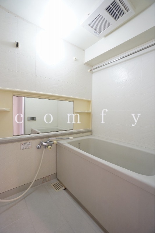 バス・シャワールーム　追炊き・浴室乾燥機付きのバスルーム　小窓もあり換気良好