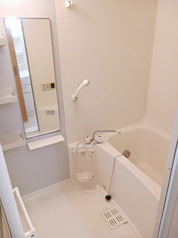 バス・シャワールーム　コンパクトで使いやすいお風呂です