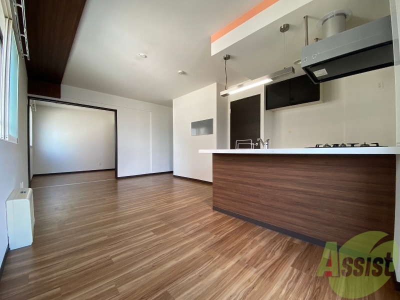 居室・リビング　リビングです。木目のフローリングが落ち着きますね。