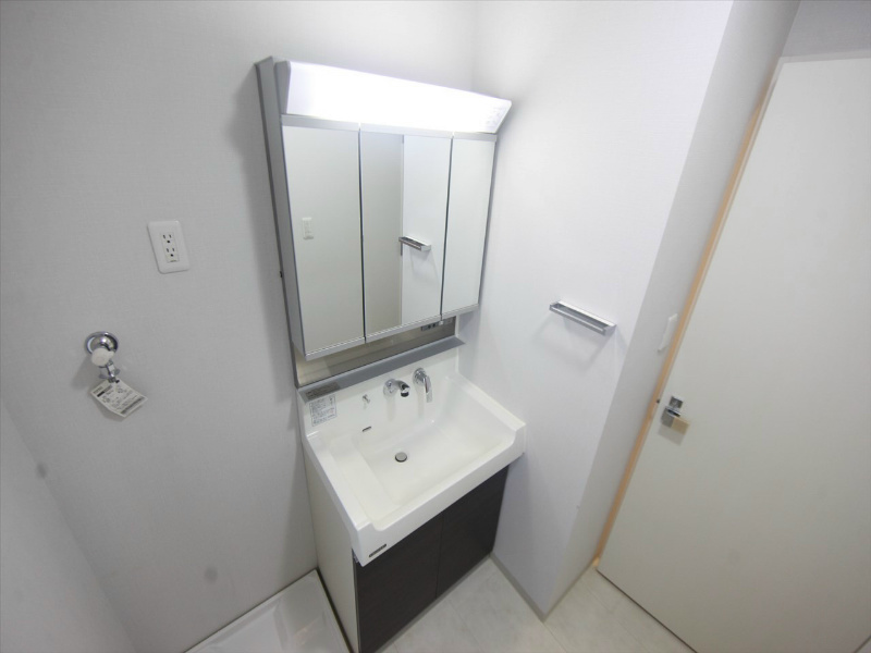 洗面設備　脱衣所　独立洗面台（シャンプードレッサー付）収納スペース有