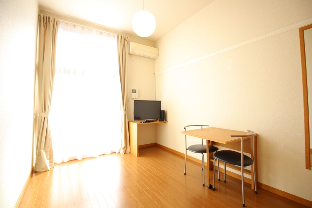 居室・リビング　ロフト付きなので、天井高く開放感のあるお部屋です。