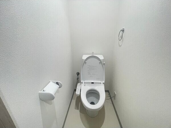 トイレ　※写真は同じマンションの違う部屋のものになります。
