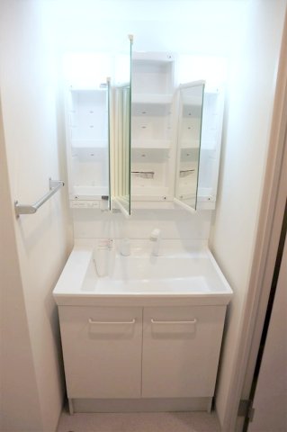 洗面設備　身支度に欠かせない独立洗面台♪