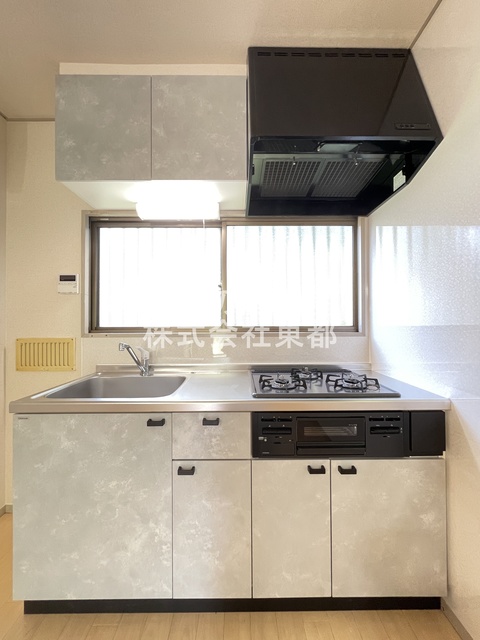 キッチン　自然光のはいる、換気もしやすい窓付きのキッチンです♪