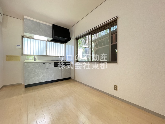 居室・リビング　ダイニングテーブルを置いたり自由にレイアウトできます☆