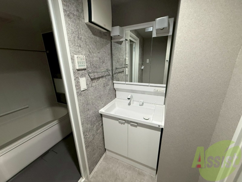 洗面設備　洗面台は独立洗面台です。毎日の身支度が楽しくなりそうですね。