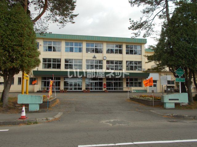 小学校　恵庭市立若草小学校（小学校）まで394m
