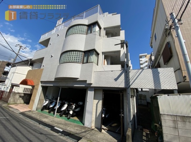 建物外観　清潔感の漂うホワイトタイル貼り。