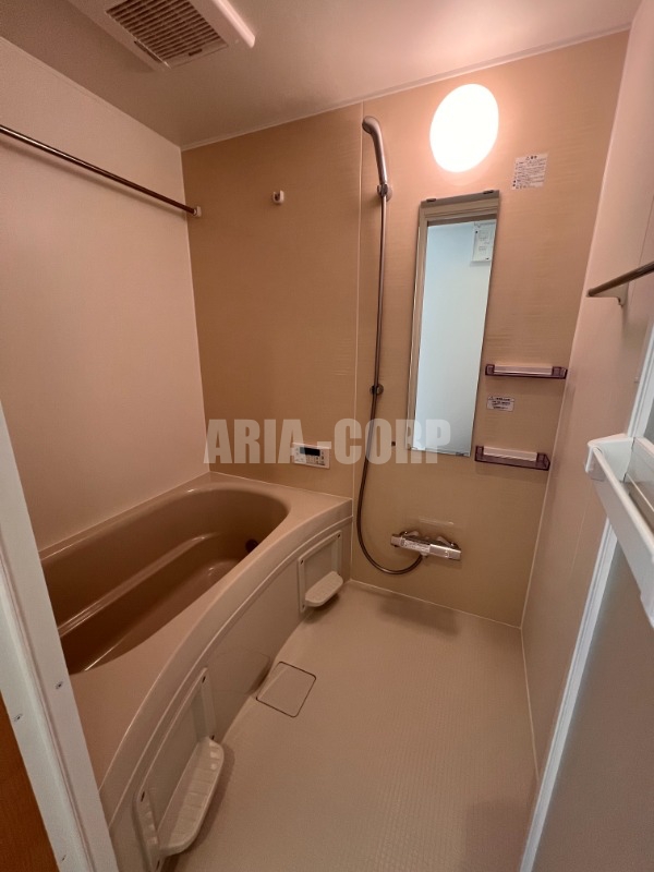 バス・シャワールーム　追焚き浴室乾燥機能付。カラーパネル採用でお洒落なバスルーム。