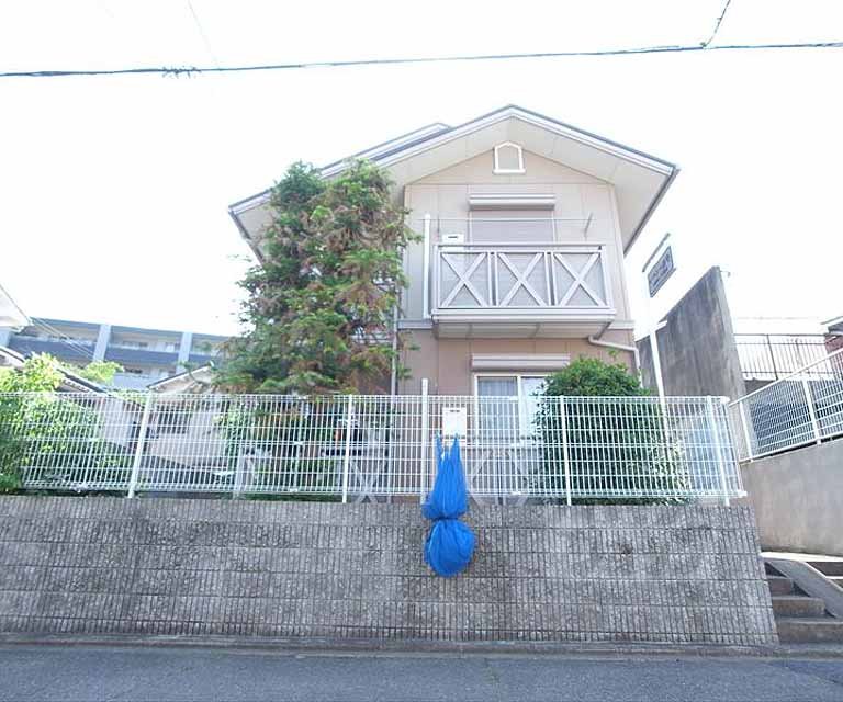 建物外観　おしゃれなベランダがアクセントの外観です