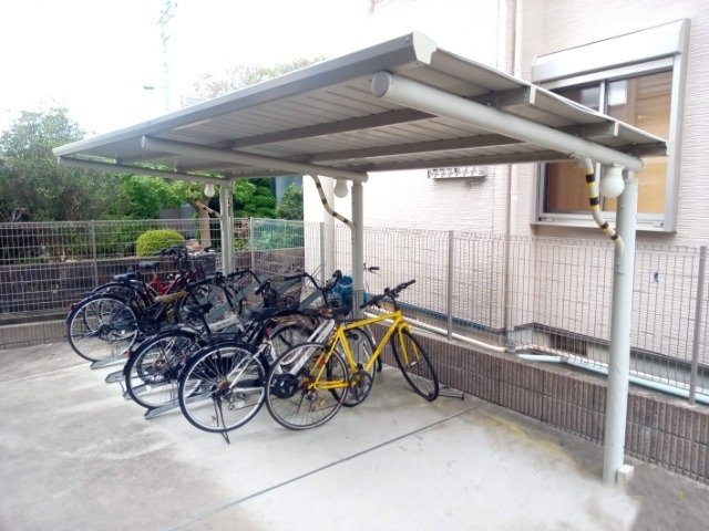 その他共有部分　屋根付き駐輪場付きです