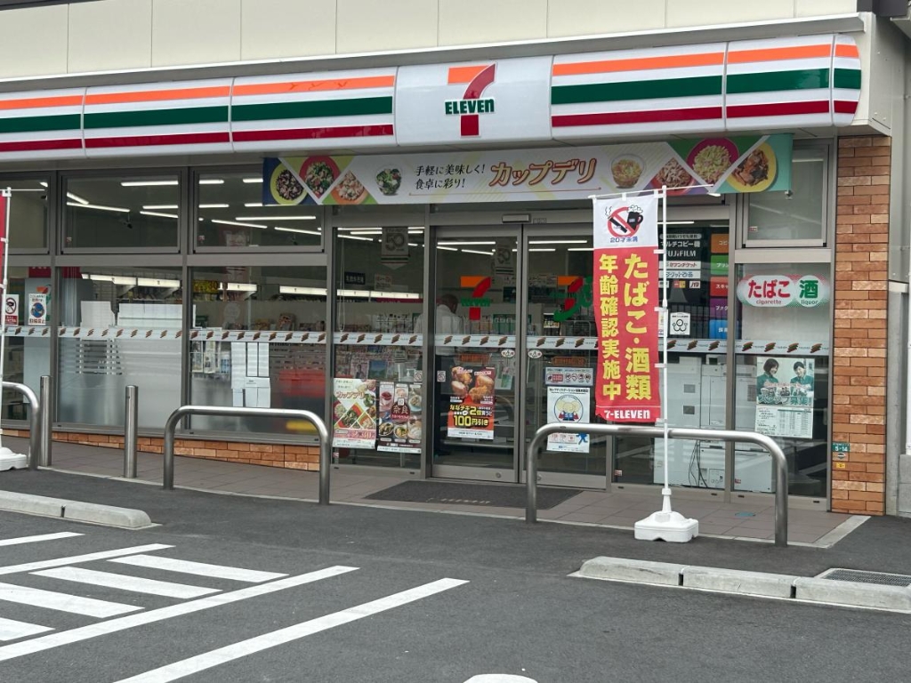 コンビニ　セブン-イレブン豊中新千里南町２丁目店（コンビニ）まで37m
