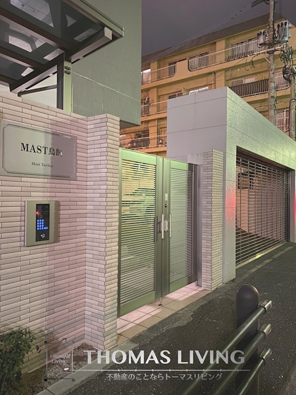 エントランス　安心のオートロックとシャッターゲートです。