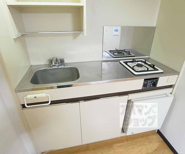キッチン　１口コンロとコンパクト冷蔵庫装備
