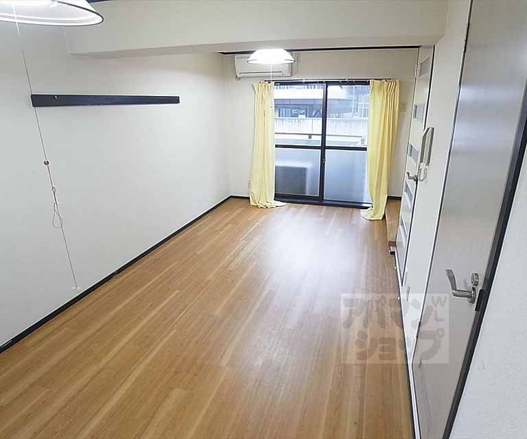 居室・リビング　広々した洋室