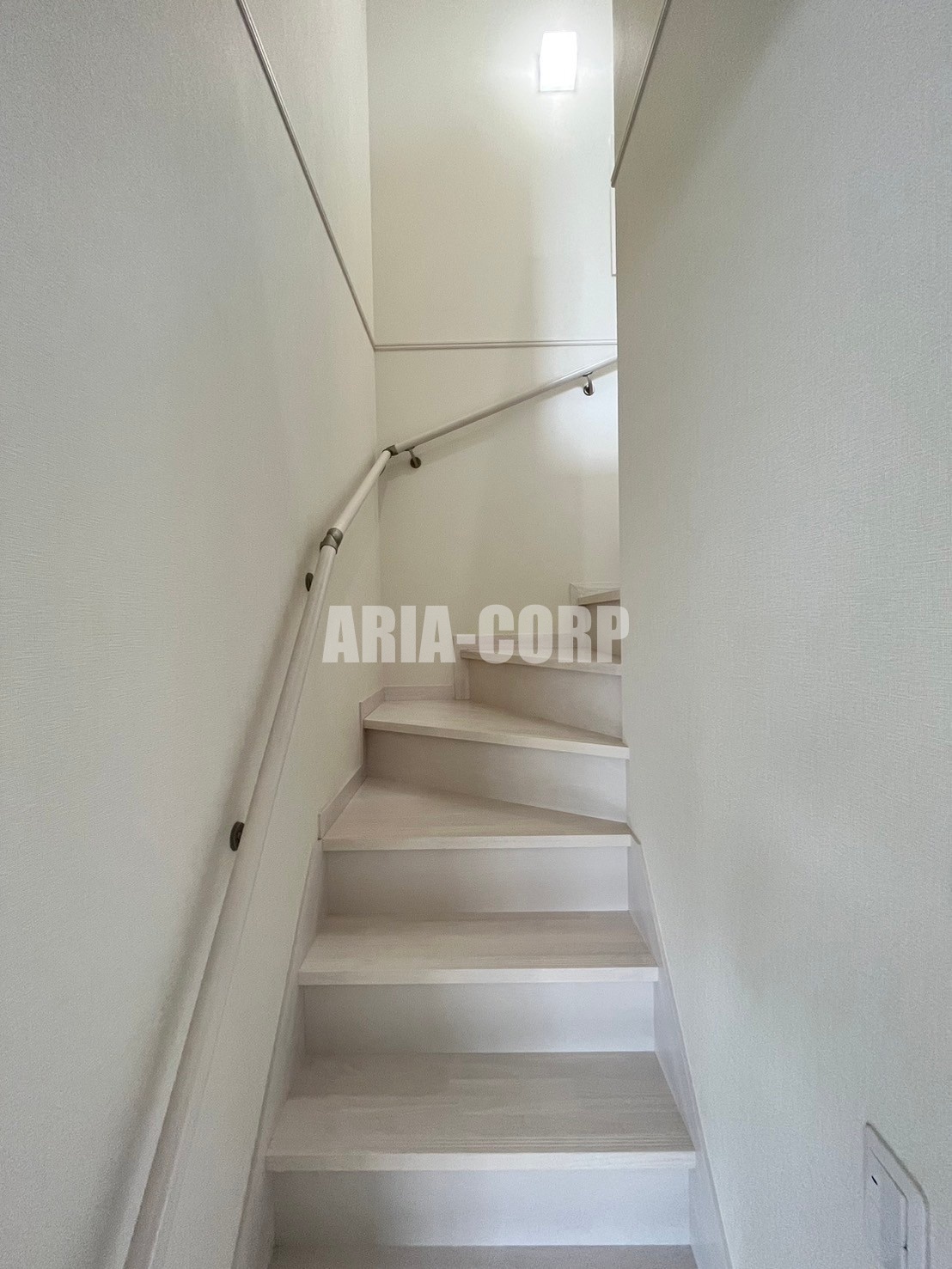 その他　手すり付きのお洒落な階段で昇り降りも安心♪