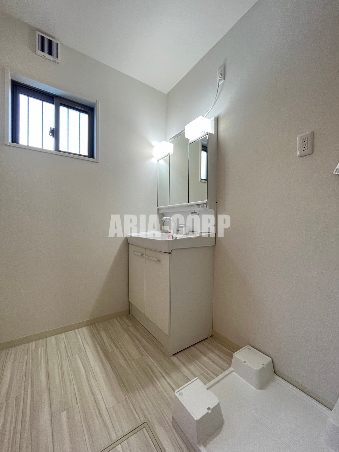 洗面設備　大きな鏡の洗面台！洗面所も十分な広さです♪