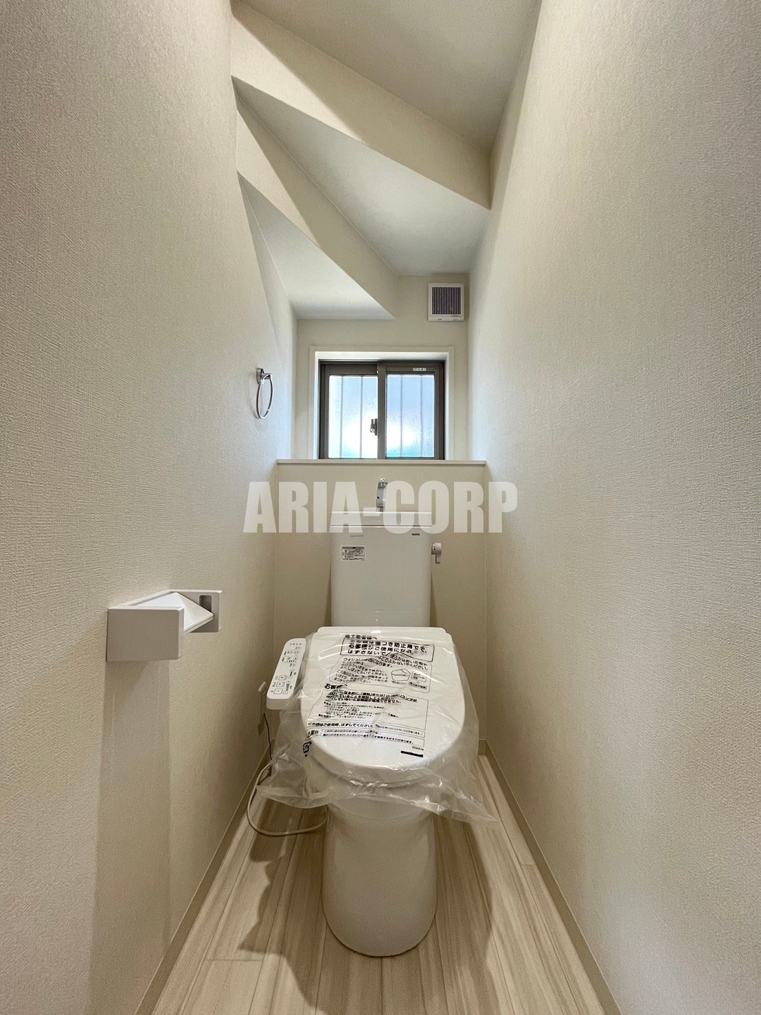 トイレ　温水洗浄便座つきのお手洗いです◎