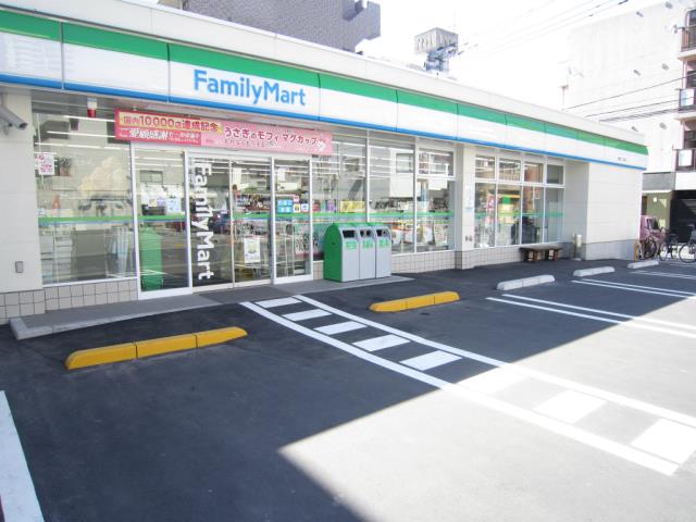 コンビニ　ファミリーマート（コンビニ）まで328m