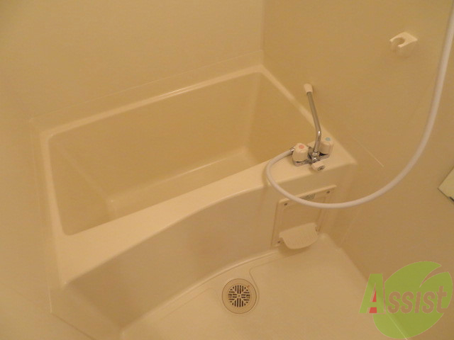 バス・シャワールーム　シンプルなお風呂です。一日の疲れはこちらで流しましょう。