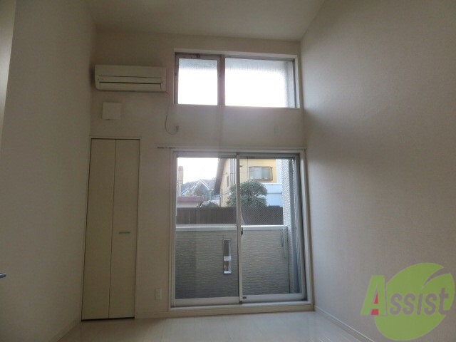 居室・リビング　６．５帖のリビングです。天井が高く、広々としていますね。