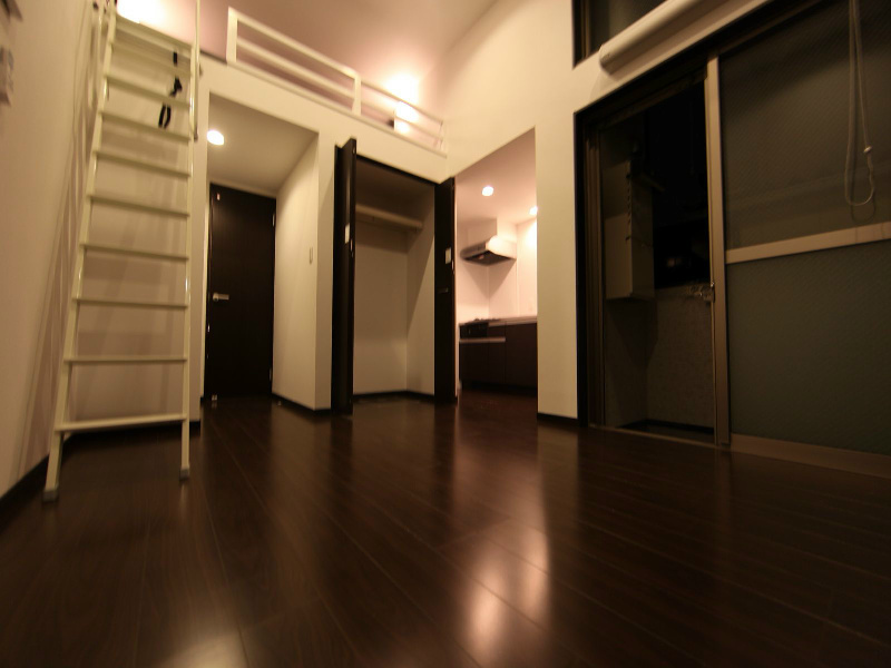 居室・リビング　洋室9.8帖　ロフト5帖（お部屋でも収納でも使えます）