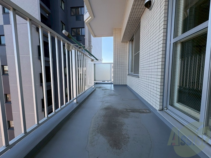 バルコニー　バルコニーは幅があり、広い印象を受けました。