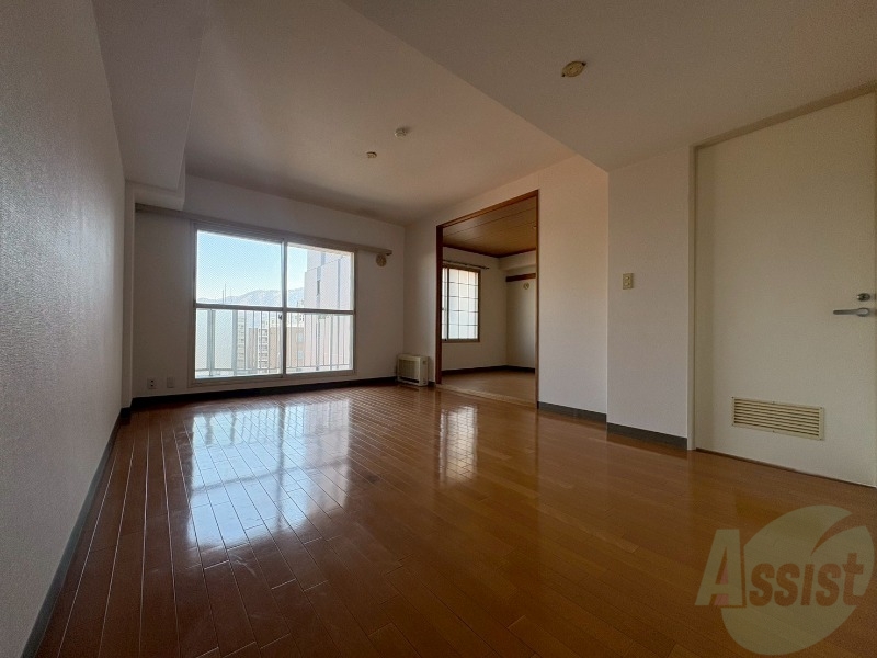 居室・リビング　リビングです。白を基調としていてお部屋全体が明るいですね！