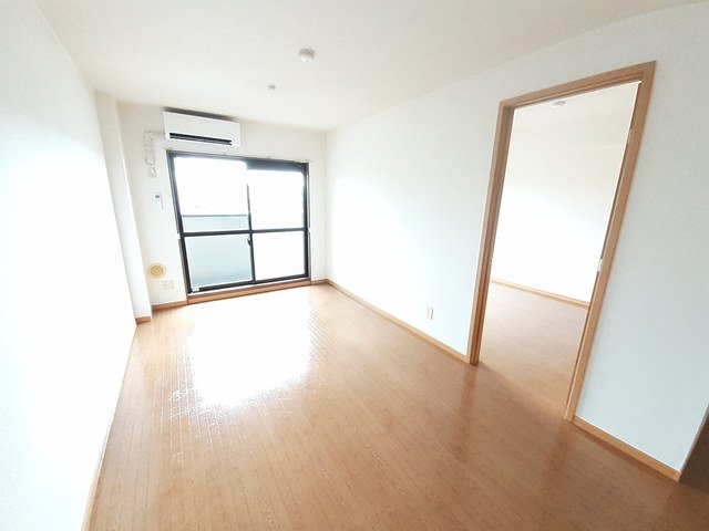 居室・リビング　こちらの居間で趣味の時間をお楽しみください