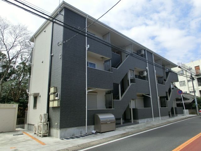 建物外観　高台に立地して日当たり良好