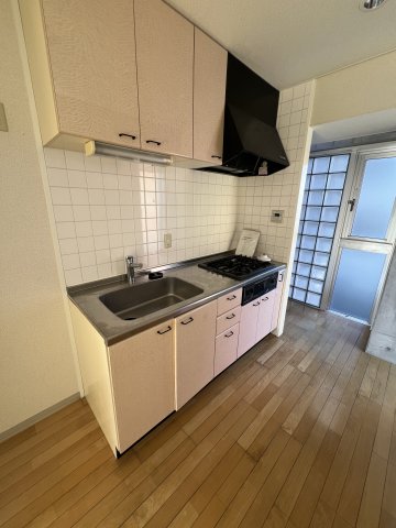 キッチン　※写真は同じマンションの違う部屋のものになります。