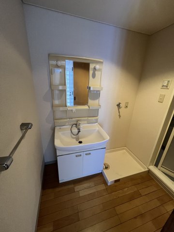 洗面設備　※写真は同じマンションの違う部屋のものになります。