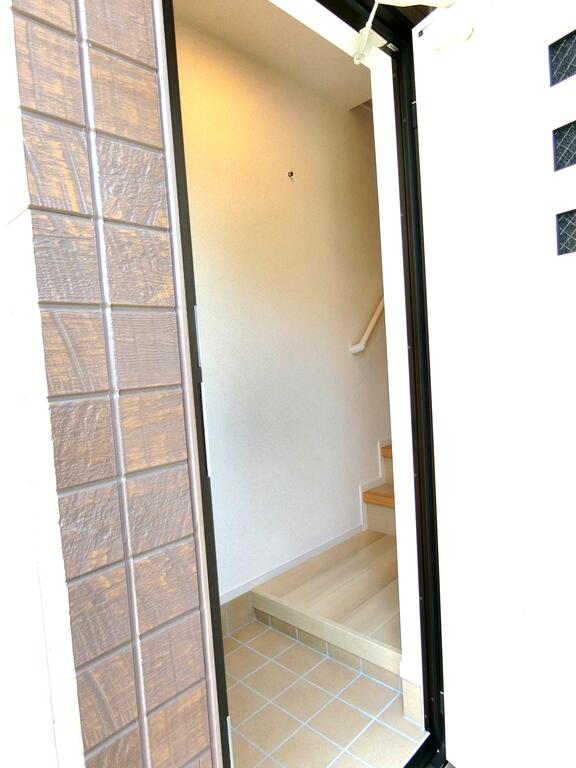 玄関　同型物件の写真、配色に違いあり