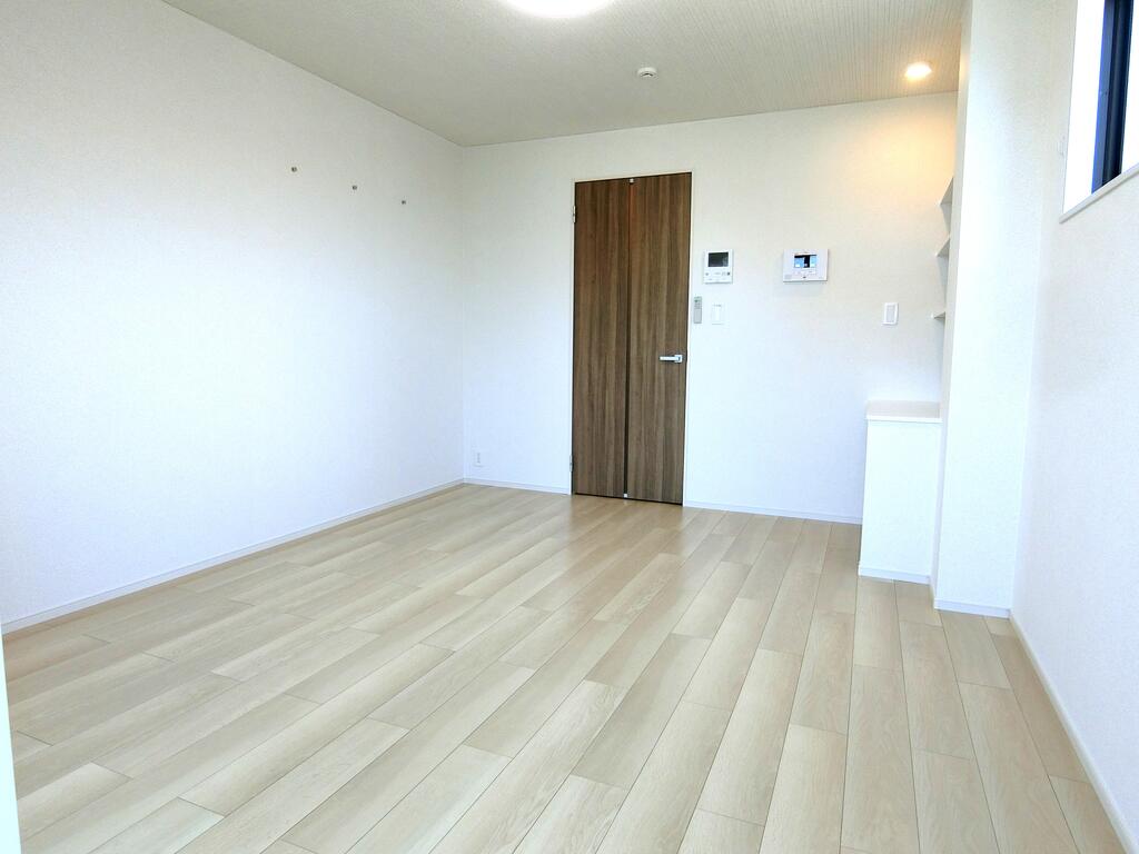 居室・リビング　同型物件の写真、配色に違いあり