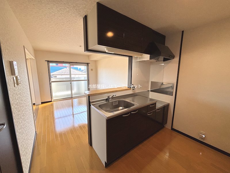 キッチン　※201号室写真。現況と相違がある場合は現況を優先とします。
