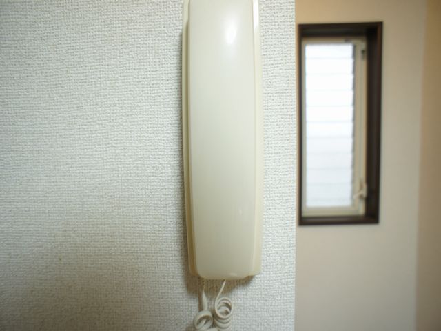セキュリティ　訪問者の確認ができるドアホン付きです♪