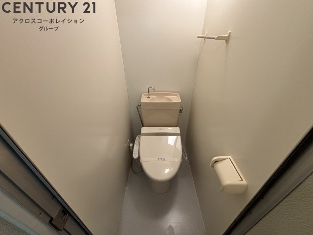 トイレ　温水洗浄便座付きのトイレです♪