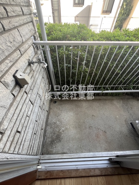 その他　洗濯機置場が室外にあるのでお部屋を広々お使いいただけます。