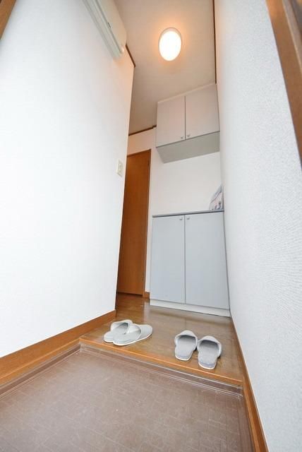 玄関　玄関からは廊下に続きます