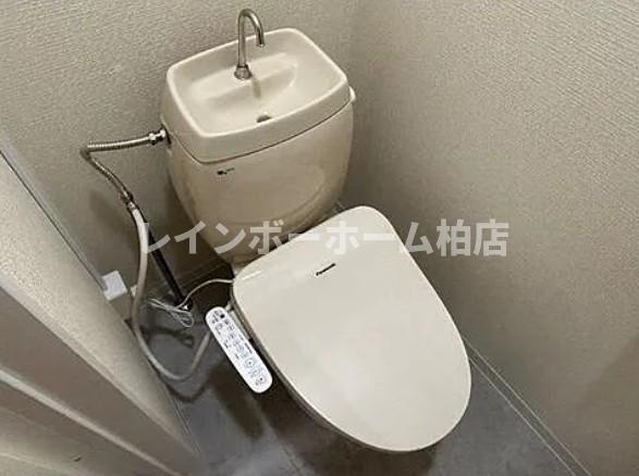 トイレ　温水洗浄便座です