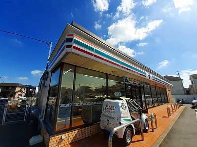 コンビニ　セブンイレブン（コンビニ）まで300m