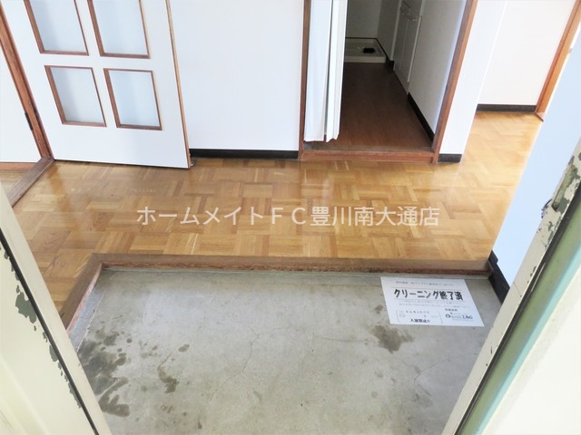 玄関　同型別部屋写真（反転）