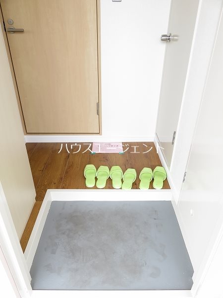 玄関　玄関からすぐに居室が見えない間取り。