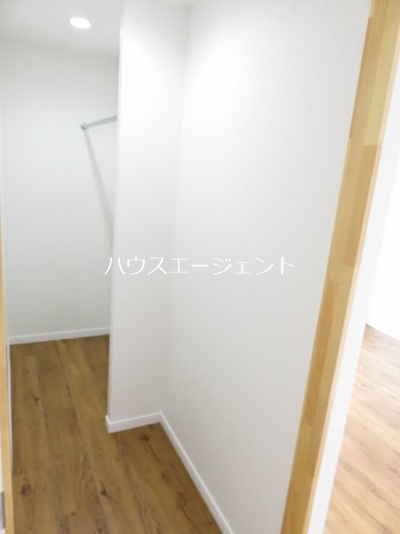 収納　細長ウォークインクローゼットです、たっぷりしまえますね。
