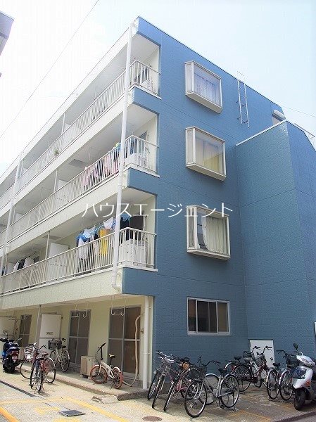 建物外観　青い外観が特徴の建物です。