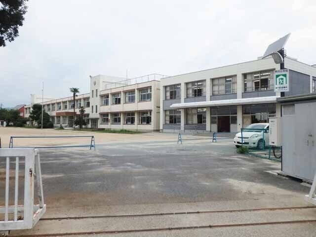 小学校　松阪市立中川小学校（小学校）まで1577m